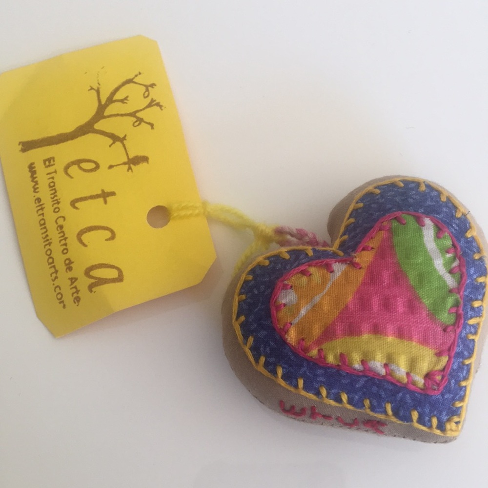 One hand embroidered heart 💕 keychain - Picture 3 of 4